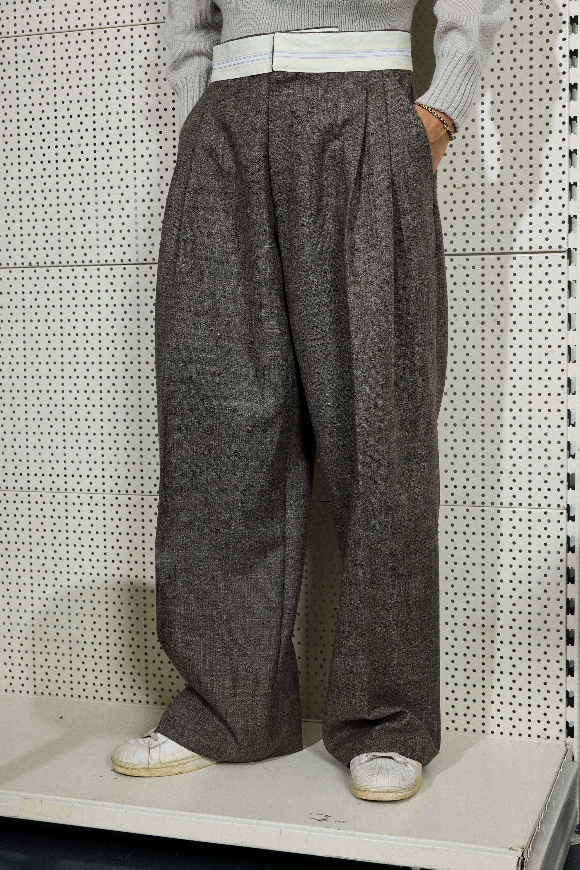 WIDE PLEAT TROUSER IN NATURAL BROWN