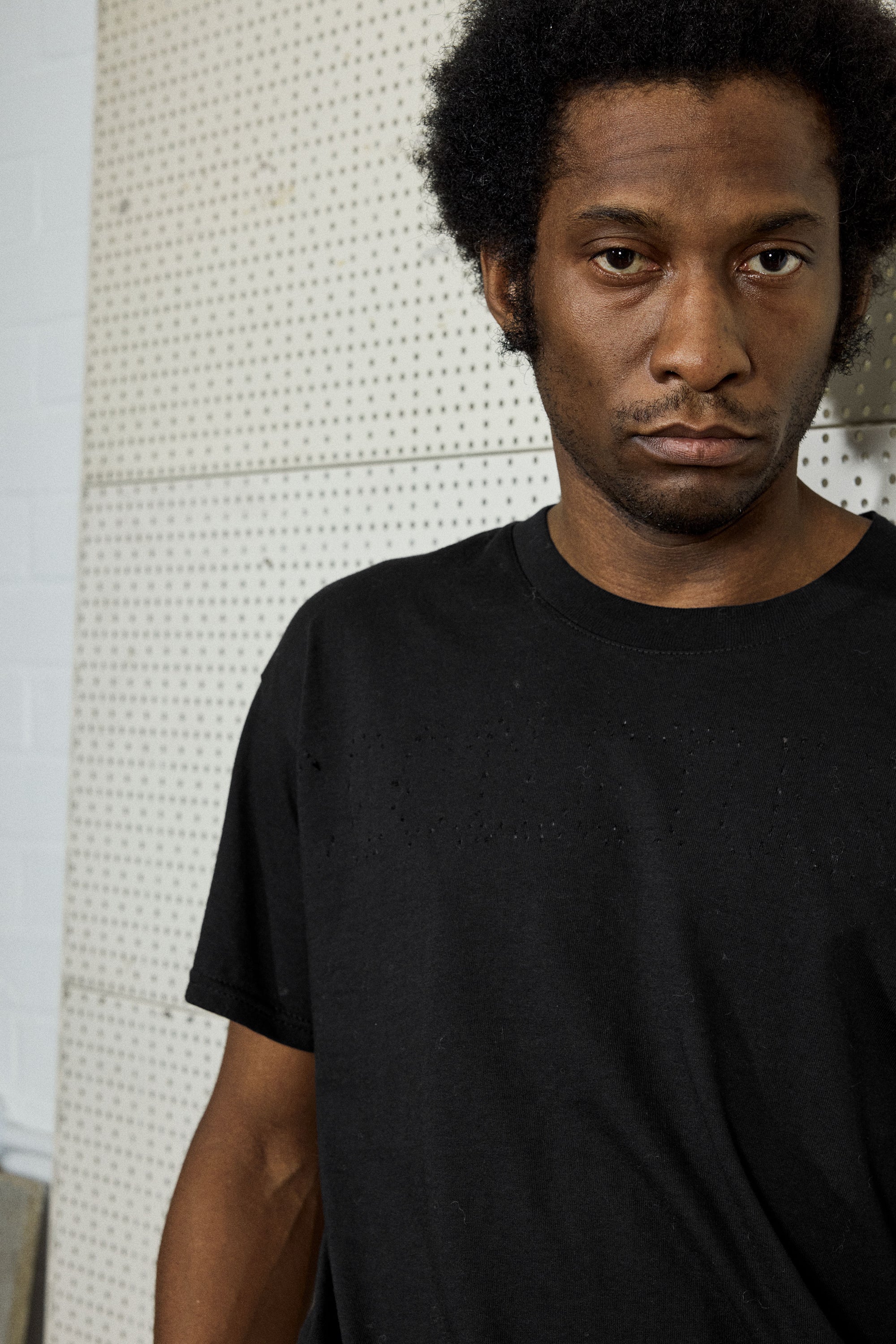 PERFORATED TEE IN BLACK