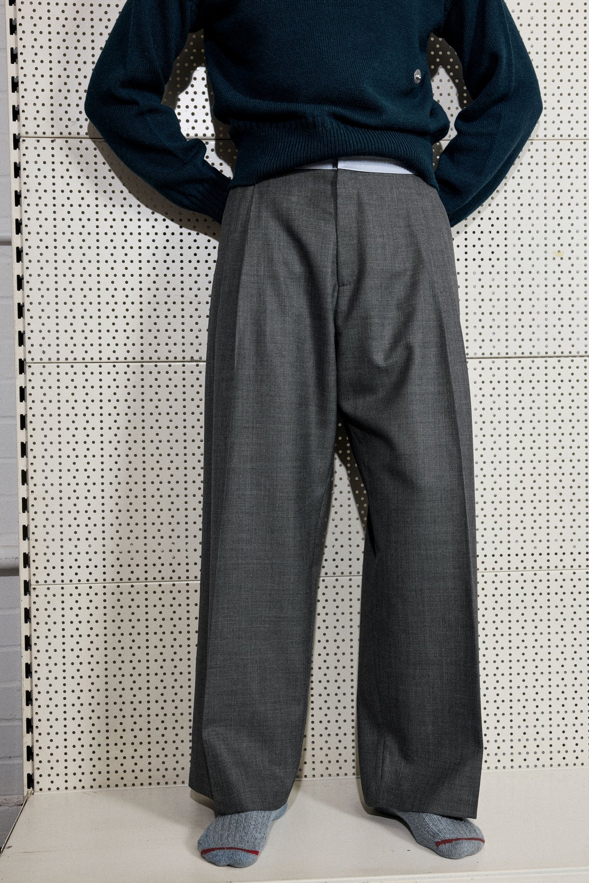 WIDE PLEAT TROUSER IN GREY SHARKSKIN