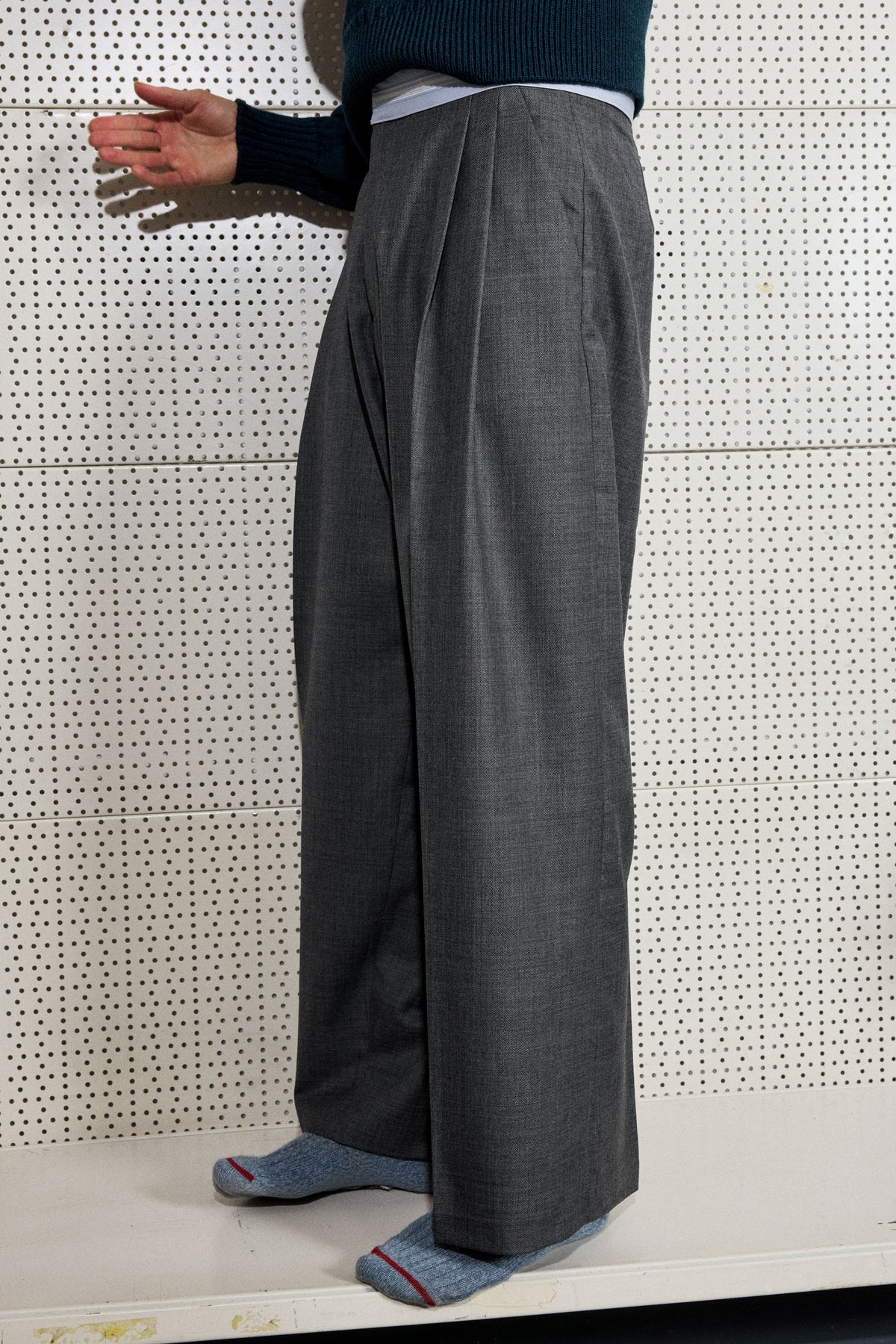 WIDE PLEAT TROUSER IN GREY SHARKSKIN