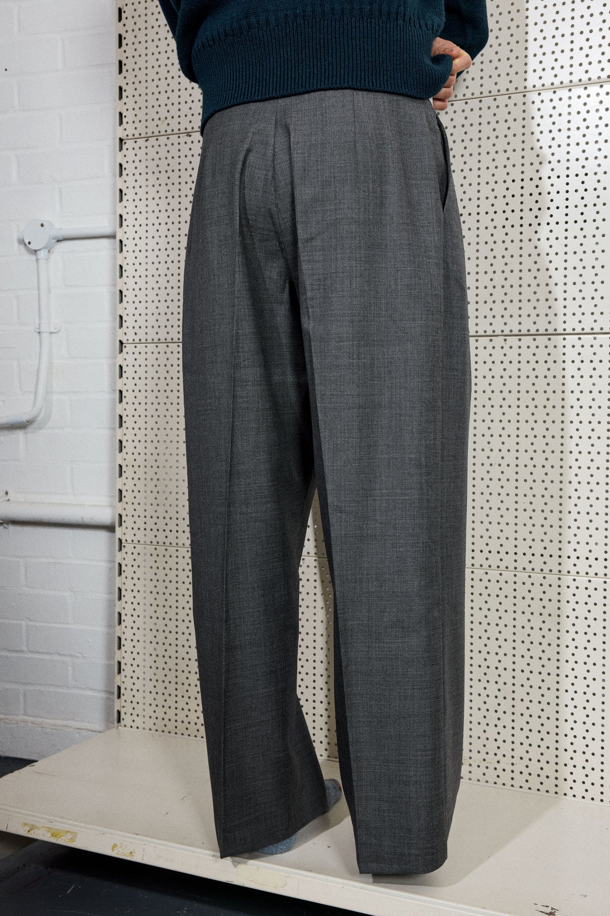 WIDE PLEAT TROUSER IN GREY SHARKSKIN